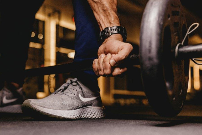 Hand die de barbell stevig vastpakt