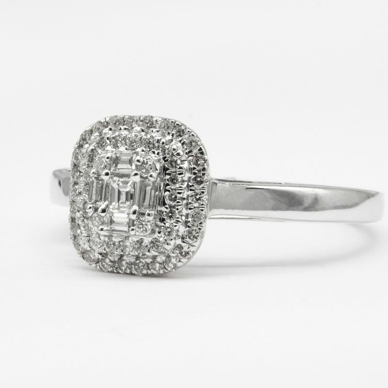 Witgouden ring met een kussenvormige kop vol kleine diamanten rond een rechthoekig middenstuk