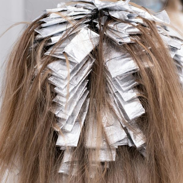 Haar met folies voor highlights, van achteren gezien