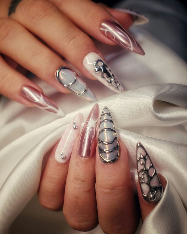 Lange stiletto nagels met roze chrome en zilveren nail art op zijde
