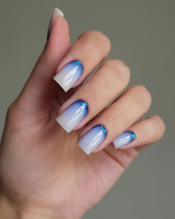 Vierkante nagels met een blauwe french tip die naar wit verloopt