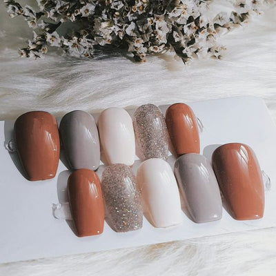 Rij losse nageltips in bruin, grijs, wit en glitter