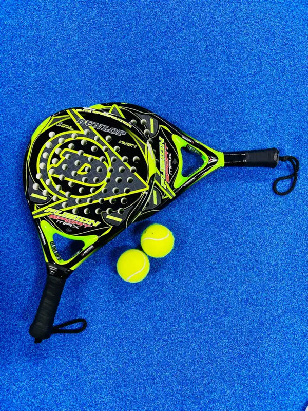 Een padelracket en twee ballen op blauw kunstgras